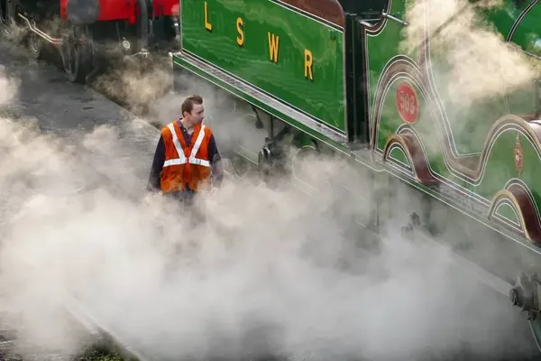 سوانج، انگلستان ـ داوطلبان Swanage Railway اطمینان حاصل می کنند که قطار بخار شماره 563 کلاس T3 تازه بازسازی شده LSWR برای روزهای سفر مسافران آماده است. لوکوموتیو بخار ویکتوریایی که دو بار از خراب شدن نجات پیدا کرده بود، برای اولین بار پس از 75 سال در دورست به حرکت درآمد.