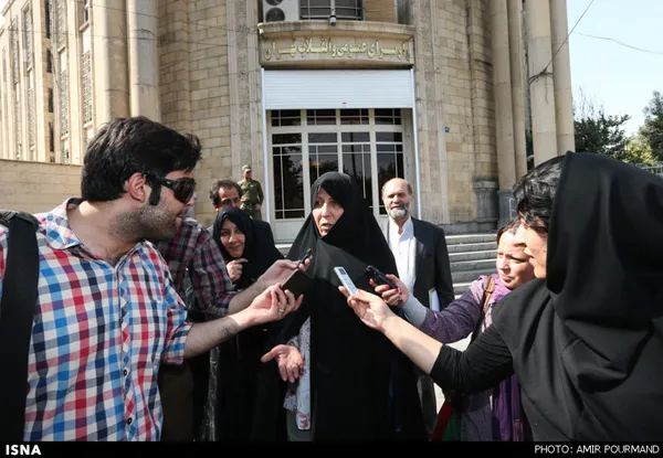 فاطمه هاشمی پس از حدود ۳ ساعت حضور در دادسرای عمومی و انقلاب تهران،به سوالات خبرنگاران پاسخ می دهد.