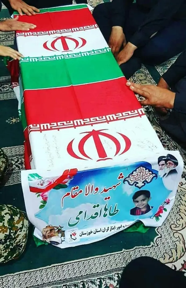 تصویری از تابوت &laquo;محمد طاهای اقدامی&raquo;، کوچکترین شهید حادثه تروریستی اهواز