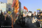 آتش زدن پرچم آمریکا و شعارها در مراسم تشییع سردار