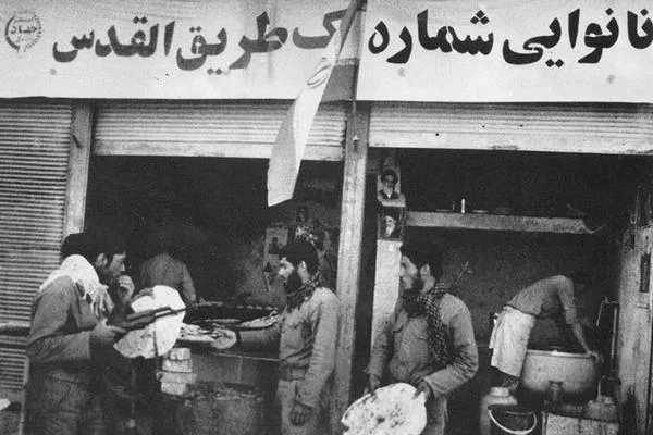 نانوایی صلواتی، با شاطرهایی که تنور داغ نانوایی شهرشان را رها کرده بودند تا نان تازه و داغ به همرزمانشان بدهند.