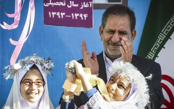 زنگ آغاز سال تحصیلی مدارس کشور طی مراسمی با حضور اسحاق جهانگیری معاون اول رییس جمهوری و علی اصغر فانی وزیر آموزش و پرورش در مدرسه شاهدحضرت زینب (س) در منطقه ۵ تهران نواخته شد./IRNA
