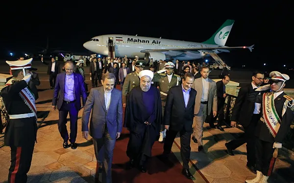 حجت الاسلام حسن روحانی رئیس جمهور بامداد جمعه در بازگشت از سفر چین مورد استقبال رسمی اسحاق جهانگیری معاون اول رئیس جمهور قرار گرفت/MEHR

