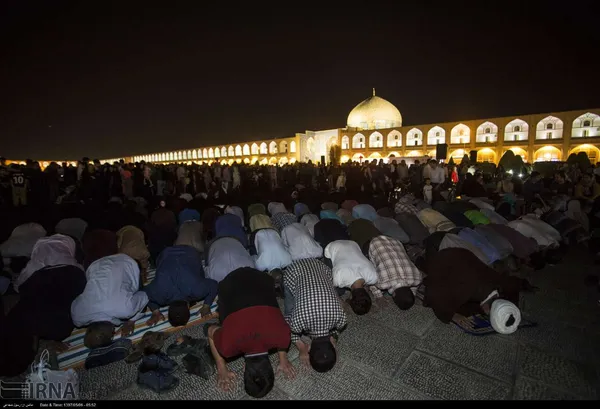 خواندن نماز آیات در کنار پل خواجو