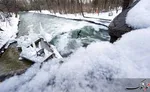 موج سورای در رودخانه یخ زده Eisbach در مونیخ