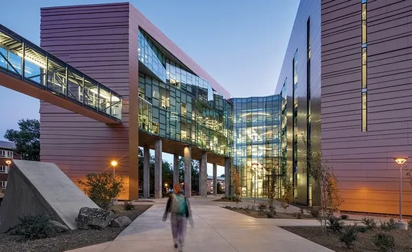 "دانشگاه آریزونا"(University of Arizona)

دانشگاه "آریزونا" در مرکز تفریحی خود دارای مراکز قوی از قبیل یک باشگاه فوتبال، زمین بسکتبال، استخر و مرکز تناسب اندام است. در باشگاه تناسب اندام این مرکز نیز سیستم&zwnj;هایی وجود دارد تا دانشجویان بتوانند در حوزه تناسب اندام تحقیقاتی را انجام دهند.