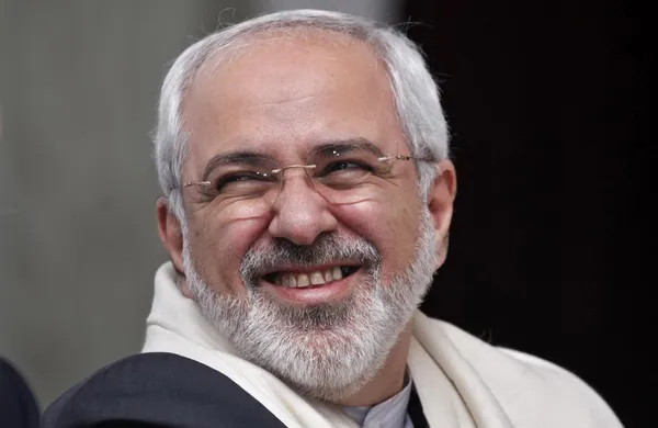 محمدجواد ظريف، که روز چهارشنبه، هفتم اسفند، برای سفری دوروزه به هند رفت، در اين کشور تاکيد کرد که برنامه هسته&zwnj;ای ايران متوقف نخواهد شد.آقای ظريف در نخستين روز سفرش به هند، همراه با سلمان خورشيد، همتای هندی خود، در گردهمايی بنياد تحقيقات آبزرور با عنوان &laquo;سياست خارجی ايران؛ چشم&zwnj;انداز ثبات در آسيای غربی&raquo; شرکت کرد/رویترز

