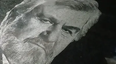 سنگ مزار عنایت بخشی آماده شد