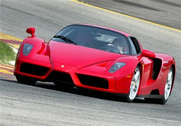 Ferrari Enzo ایتالیایی شتاب از صفر به 100 در 3.5 ثانیه و سرعت 350 کیلومتر در ساعت.