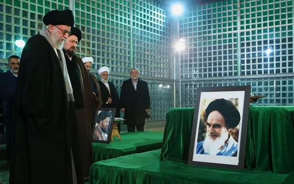 در آستانه ایام الله دهه فجر انقلاب اسلامی و سالروز ورود تاریخ ساز امام خمینی(ره) به میهن اسلامی، حضرت آیت الله خامنه ای رهبر معظم انقلاب اسلامی، روزچهارشنبه با حضور در مرقد مطهر امام راحل(ره)، ضمن قرائت فاتحه یاد بنیانگذار جمهوری اسلامی ایران را گرامی داشتند./Leader O.W
