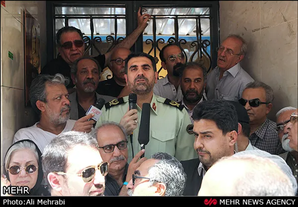 با پایان مهلت ۴۸ ساعته بار دیگر سینماگران مقابل خانه سینما تجمع کردند که با حضور سردار ساجدی نیا قرار شد تا یک شنبه هفته آینده محافظت از خانه سینما به پلیس واگذار شود تا توافقی بین معترضان و وزارت ارشاد پدید آید.
پنج&zwnj;شنبه ۲۷ تیر ۱۳۹۲
