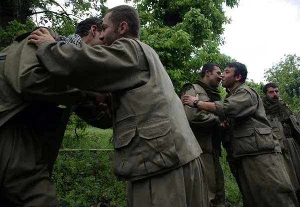 گروهی از جوانان کرد عضو شبه نظامیان پ.ک.ک در حال خداحافظی پیش از ترک خاک ترکیه
