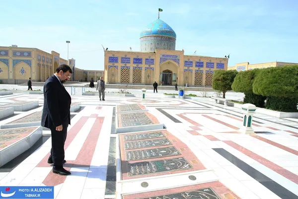 ادای احترام و زیارت قبور مطهر شهدای شهرستان کاشمر توسط دبیر مجمع تشخیص مصلحت نظام