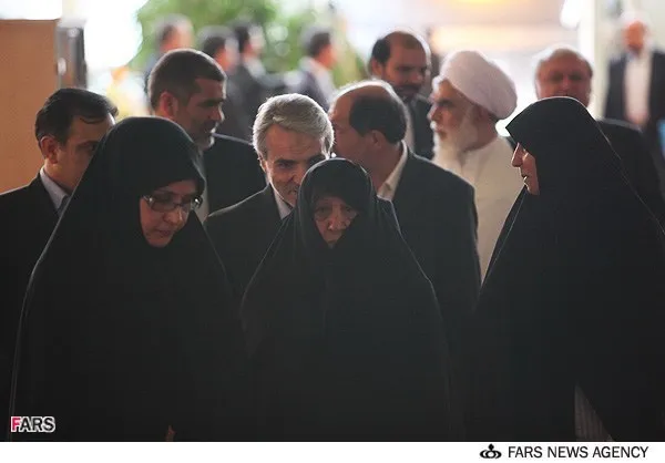 عفت مرعشی، فاطمه هاشمی به همراه یاسر هاشمی سه تن از اعضای خانواده هاشمی بودند که در مراسم روز گذشته حضور داشتند.