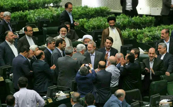 لحظه تبریک دکتر عارف به دکتر لاریجانی