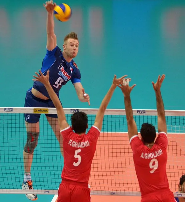 Ivan Zaytsev spikes