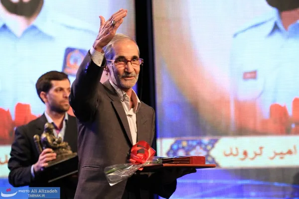 پدر مرحوم مجتبی جراهی ، آتش نشان کوهنورد در مراسم تقدیر و تجلیل از مقام آتش نشان به مناسبت روز آتش نشان در مرکز همایش های برج میلاد