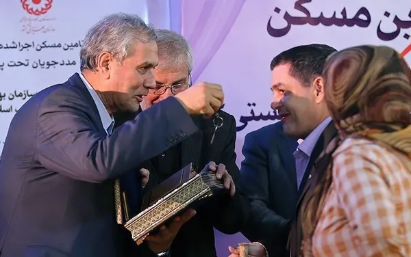 مراسم تحویل خانه به مددجویان بهزیستی./TASNIM
