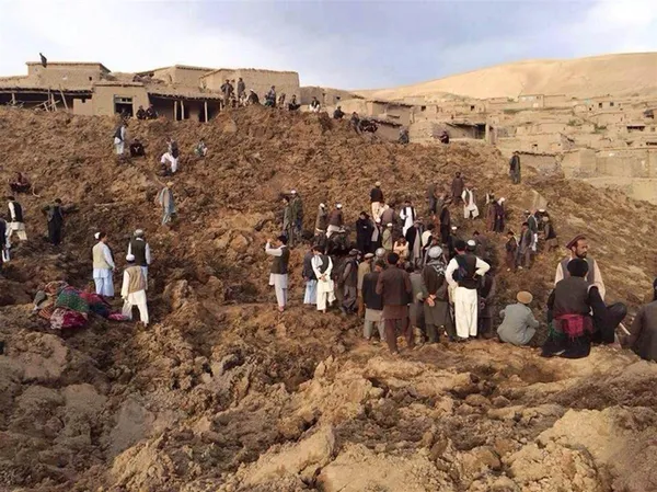 شماری از ساکنان قریه آب باریک بدخشان، از تصمیم دولت برای پایان دادن به عملیات جستجو برای بیرون آوردن اجساد قربانیان حادثه رانش زمین در این روستا به شدت انتقاد کرده&zwnj;اند. دو روز پیش و به دنبال رانش زمین در این روستا، ۳۰۰ خانه مسکونی در زیر خاک مدفون شدند/COURTESY SAYED IHSAN TAHER
