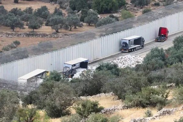 هبرون ،  فلسطین اشغالی ـ کامیون های کمک به غزه، هنگام حمله اسرائیلی ها در نزدیکی یک پاسگاه خالی شدند.