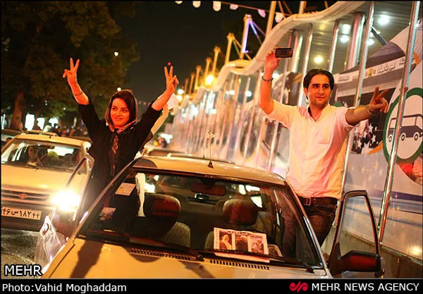 هواداران روحانی شامگاه شنبه، 25 خرداد پس از اعلام رسمی تعداد آرا به خیابان&zwnj;ها آمدند و تا پاسی از شب به شادی پرداختند.