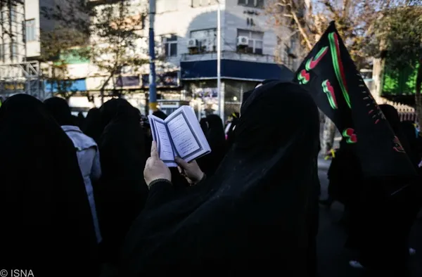 راهپیمایی مردم تهران در بامداد اربعین حسینی