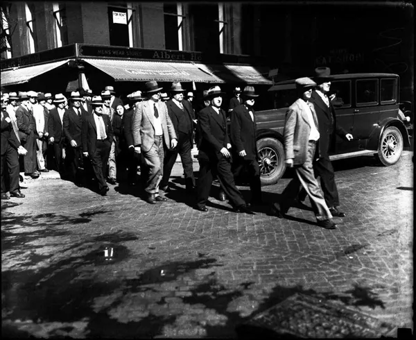 اعضای هیات ژوری دادگاه در حال ورود به دادگاه فدرال
Chicago Tribune historical photo
