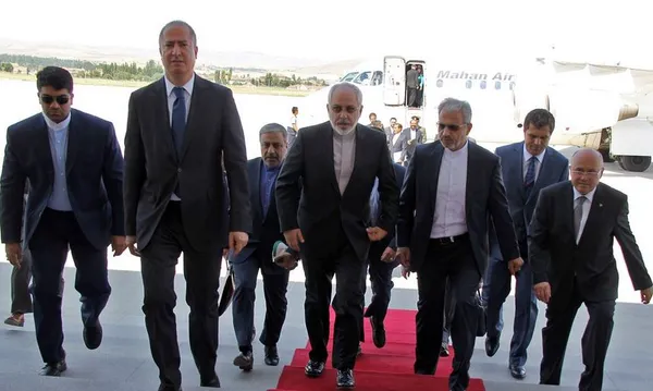 محمدجواد ظریف، وزیر امور خارجه که به منظور شرکت در مراسم تحلیف رجب طیب اردوغان، رئیس&zwnj;جمهوری منتخب ترکیه به این کشور سفر کرده است در فرودگاه آنکارا مورد استقبال مقامات ترک قرار گرفت./IRNA
