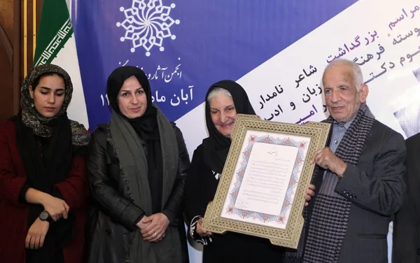 مراسم بزرگداشت مرحوم قیصر امین پور شامگاه شنبه در انجمن آثار و مفاخر فرهنگی و با حضور جمعی از اهالی فرهنگی برگزار شد./IRNA
