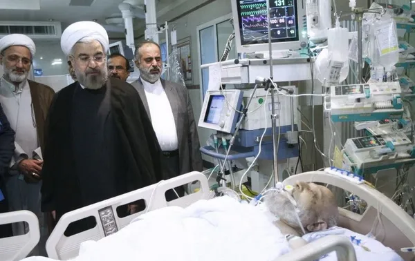 عصر چهارشنبه آیت الله مهدوی کنی دو ساعت پس از شرکت در مراسم ارتحال حضرت امام خمینی (ره) در پی حمله قلبی در بیمارستان بستری شد.ﺣﺠﺖ اﻻﺳﻼم و اﻟﻤﺴﻠﻤﯿﻦ دکتر ﺣﺴﻦ روﺣﺎﻧﯽ رﯾﯿﺲ ﺟﻤﻬﻮری چهارشنبه شب با ﺣﻀﻮر در ﺑﯿﻤﺎرﺳﺘﺎن ﺑﻬﻤﻦ از آﯾﺖ الله ﻣﺤﻤﺪ رﺿﺎ ﻣﻬﺪوی ﮐﻨﯽ رﯾﯿﺲ ﻣﺠﻠﺲ ﺧﺒﺮﮔﺎن رﻫﺒﺮی ﻋﯿﺎدت ﮐﺮد./PRESIDENT O W
