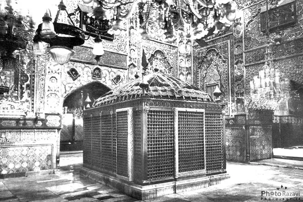 ضريح سوم مطهر امام رضا(ع) اين ضريح مربوط به عهد قاجاريه است و در عصر سلطنت فتحعلي شاه قاجار در سال 1238 ه.ق روي ضريح نگين نشان در حرم مطهر جاي گرفت.