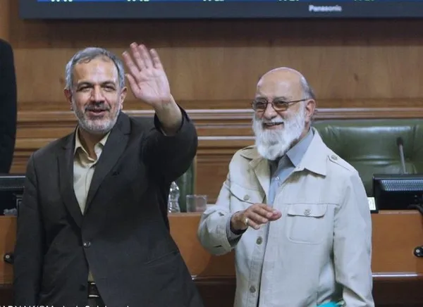 در نشست انتخابات هیأت رئیسه شورای شهر تهران امروز سه&zwnj;شنبه مهدی چمران و احمد مسجدجامعی داوطلبان ریاست این شورا بودند که چمران با &zwnj;۱۸ رأی از تعداد ۳۱ آرای مأخوذه برای بار دوم بر کرسی ریاست نشست./IRNA
