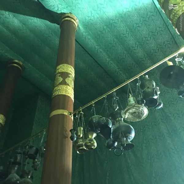 چراغ هایی که در وسط کعبه قرار دارند