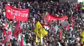 پرچم کشتن ترامپ در مراسم وداع با رهبر شهید