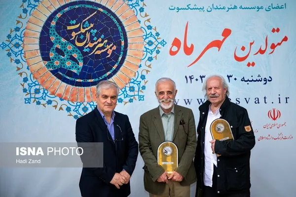 حسن زاهدی، صدابردار، عبدالله اسکندری، گریمور و عباس عظیمی مدیر عامل موسسه هنرمندان پیشکسوت