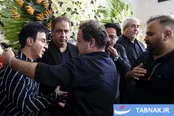 عکس:  بدرقه مادر «عمو پورنگ»؛ هنرمندان در کنار داریوش فرضیایی