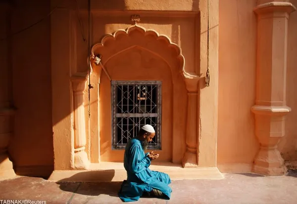 عبادات یک مسلمان روزه دار در مسجدی واقع در داکا