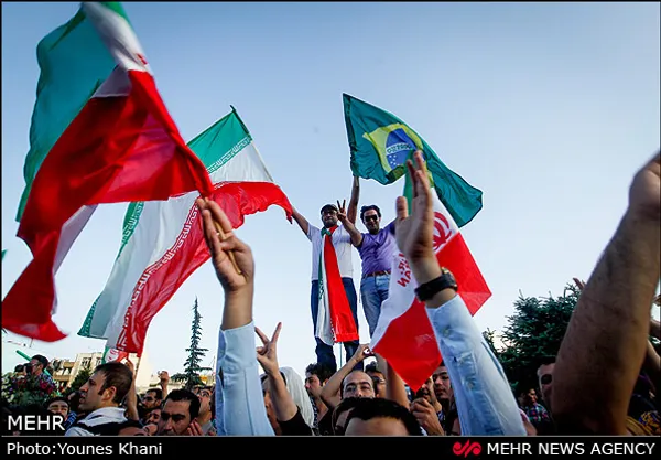 جشن و شادی مردم پس از پیروزی تیم ملی فوتبال ایران مقابل کره جنوبی