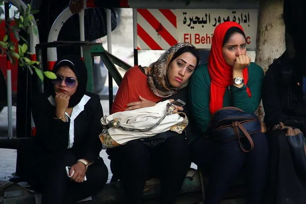 خانواده&zwnj;های قربانیان حادثه تصادف اتوبوس در مقابل بیمارستانی در بهیرای مصر نشسته اند. در این حادثه دست کم ۱۸ تن کشته و ۱۸ تن دیگر زخمی شدند./zuma
