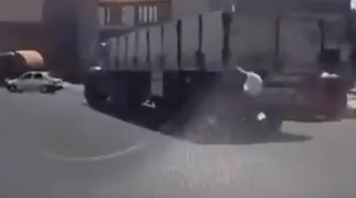 لحظه تصادف وحشتناک موتورسوار زن