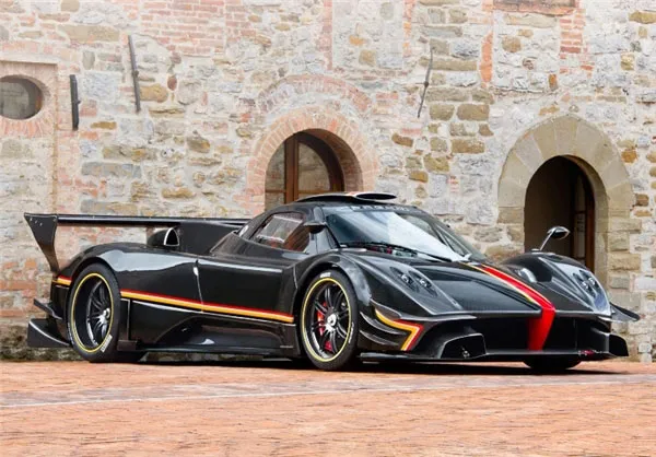 Pagani Zonda  ایتالیایی، سرعت 350 کیلومتر در ساعت و شتاب فقط در 2.7 ثانیه از 0 به 100 می رسد با 800 اسب بخار