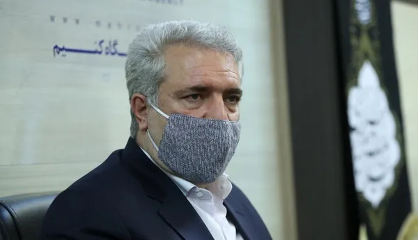 مونسان:  هاستل های غیررسمی به فعالین بخش گردشگری آسیب وارد می&zwnj;کنند، بخش زیادی گردشگر را جذب می&zwnj;کنند و به جای اینکه در مراکز رسمی و قانونی اقامت کنند می&zwnj;روند به مراکز غیرمجاز و در آنجا ساکن می&zwnj;شوند و عواقب فرهنگی و اجتماعی به بار می&zwnj;آورند. در بحث کرونا یکی از مشکلات ما همین هاستل ها و خانه مسافرهای غیرمجاز است که در حال فعالیت هستند و فعالیت آنها نه به نفع صنعت گردشگری هست و نه وزارت بهداشت و هیچ توجیهی برای آنها نمی&zwnj;توان داشت. ما ضابط قضائی نیستیم ولی اگر جایی را شناسایی کنیم که غیرمجاز در حال فعالیت هستند خطاب به اماکن نامه می&zwnj;زنیم و از آنها می&zwnj;خواهیم با آن مکان برخورد کنند.