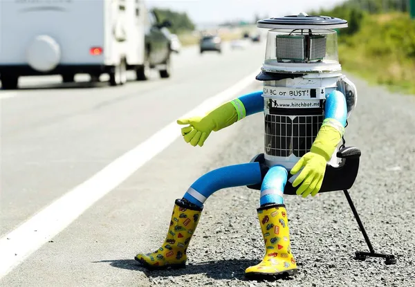 ربات چکمه پوش تابستان در سراسر کانادا ولگردی می&zwnj;کند. &laquo;Hitchbot&raquo; پروژه&zwnj;ای است که توسط محققان دانشگاه&zwnj;های مک مستر و رایر سان توسعه یافته است و بررسی می&zwnj;کند که افراد چطور با رباتی که به شکل سطل است و یک جفت چکمه پوشیده ارتباط برقرار می&zwnj;کنند. Hitchbot در ۲۷ جولای وارد شهر هالیفاکس کانادا شد. اگر در طول مسیر کسی Hitchbot را سوار کند با استفاده از قابلیت تشخیص گفتار قادر به برقراری ارتباط می&zwnj;باشد و می&zwnj;گوید که مسیر او Victoria، British Columbia است. حتی ممکن است از راننده بخواهد که فندک ماشین را برای شارژ وصل کند یا اطلاعاتی را که از دانشنامه ویکی پدیا بدست آورده به اشتراک بگذارد و این طور زمان را بگذراند. در کل طول سفر، رسانه اجتماعی در این ربات فعال است و حساب&zwnj;های فیس بوک و اینستاگرام آن اجرا می&zwnj;شوند./ REUTERS
