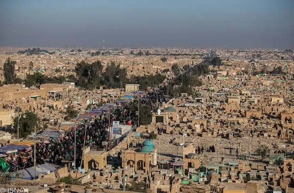 در یک روز قبل از فرا رسیدن اربعین راهپیمایان از نجف عازم کربلا هستند