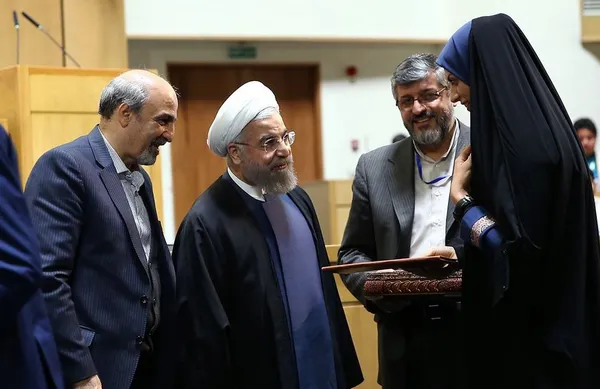 روحانی در حاشیه مراسم تجلیل از ورزشکاران مدال&zwnj;آور بازی&zwnj;های &zwnj;آسیایی و پارا&zwnj;آسیایی./President O.W
