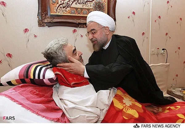 حضور حجت الاسلام حسن روحانی رئیس جمهور در منزل جانباز حمید حق شناس