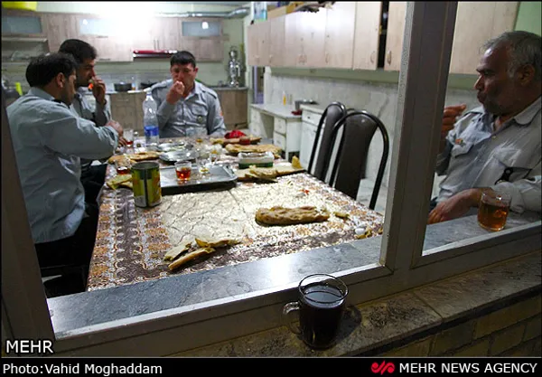 افطار در کنار آتش نشانها