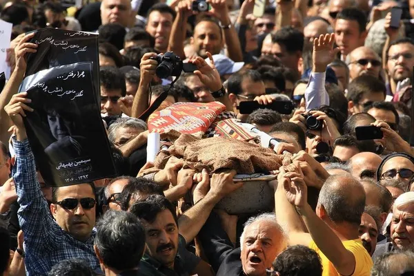 مراسم تشییع پیکر سیمین بهبهانی، صبح جمعه با حضور شمار بسیاری&zwnj; از فرهنگ&zwnj;دوستان از مقابل تالار وحدت برگزار شد./TABNAK
