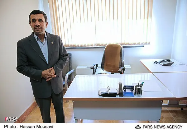بازدید محمود احمدی نژاد از دفتر کارش در دانشگاه علم و صنعت