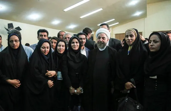 روحانی در کنار خبرنگاران در حاشیه جلسه شورای اداری استان چهارمحال بختیاری و نشست خبری رئیس جمهور/ISNA
